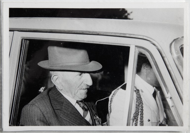 Poggibonsi, 18-19 luglio 1964, XX° anniversario della liberazione e conferimento ad Alcide Cervi della cittadinanza onoraria. Alcide Cervi nell'auto che lo accompagna